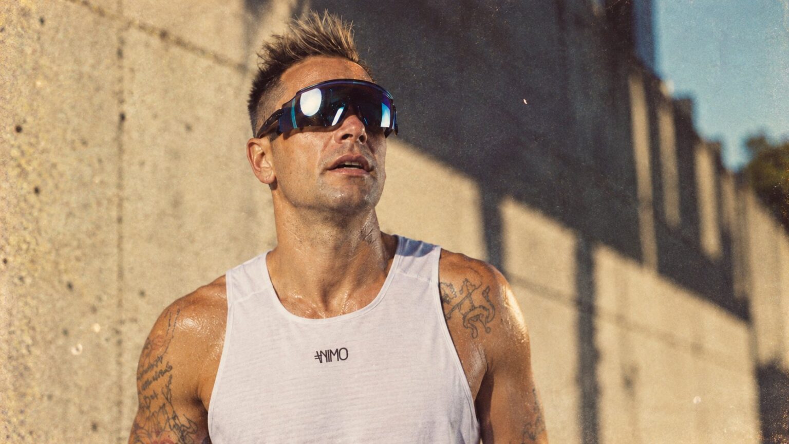 Ritratto di un runner ANIMO con canotta race bianca
